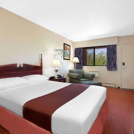 Howard Johnson By Wyndham Red Deer Penhold Exterior foto