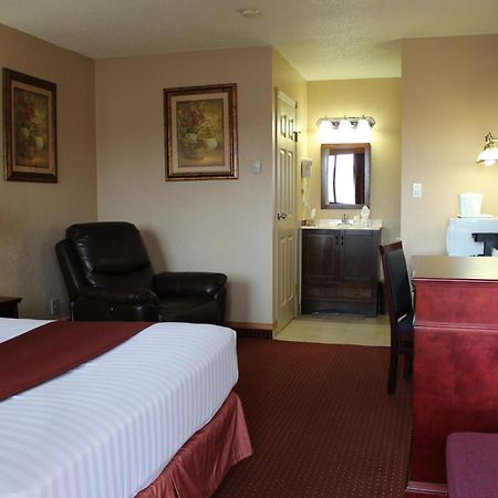 Howard Johnson By Wyndham Red Deer Penhold Exterior foto