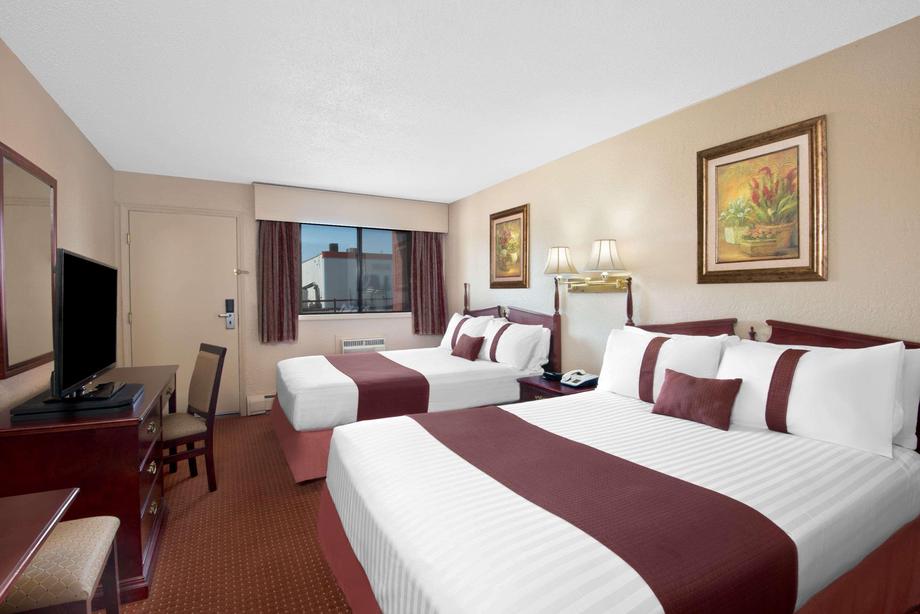 Howard Johnson By Wyndham Red Deer Penhold Exterior foto