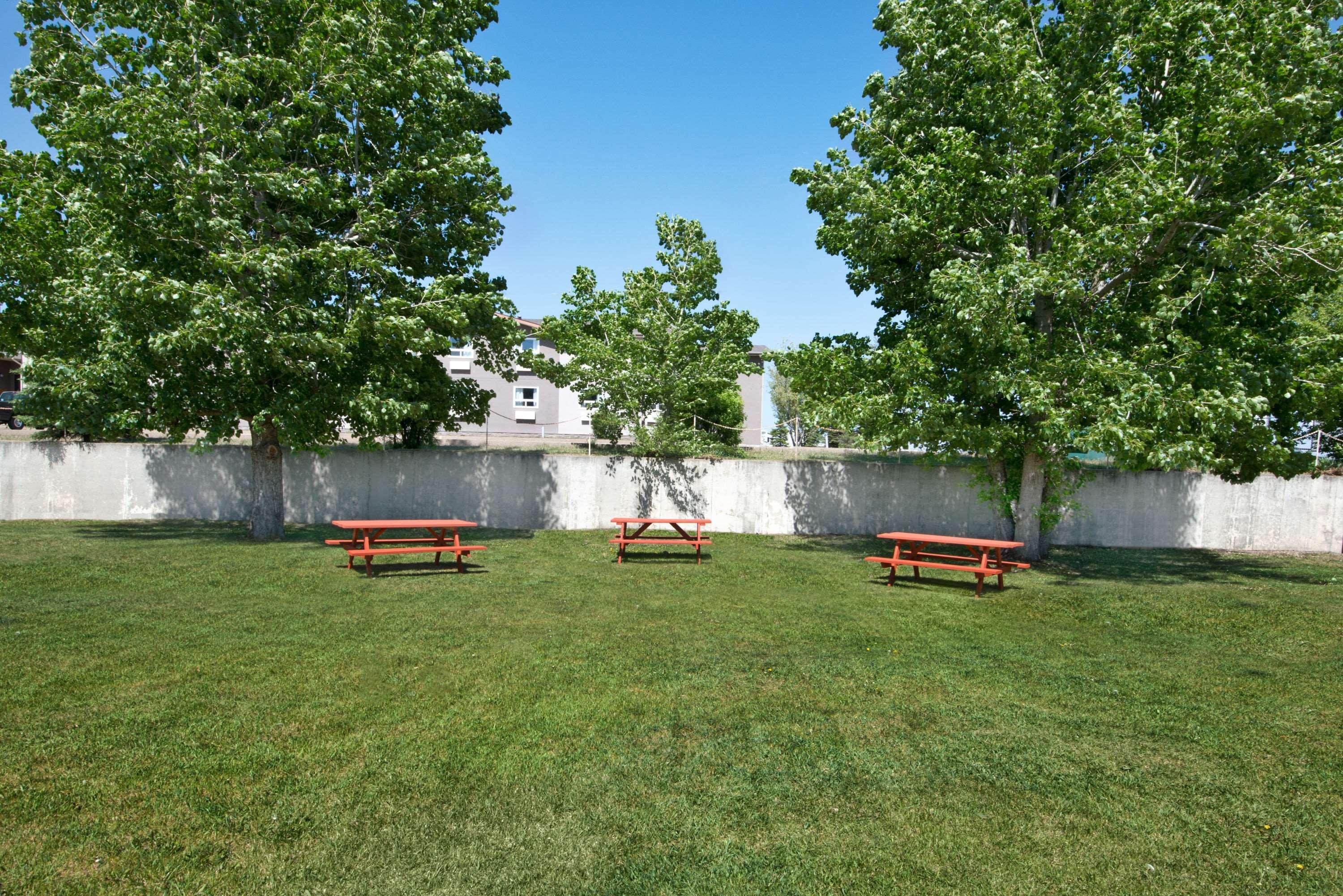 Howard Johnson By Wyndham Red Deer Penhold Exterior foto