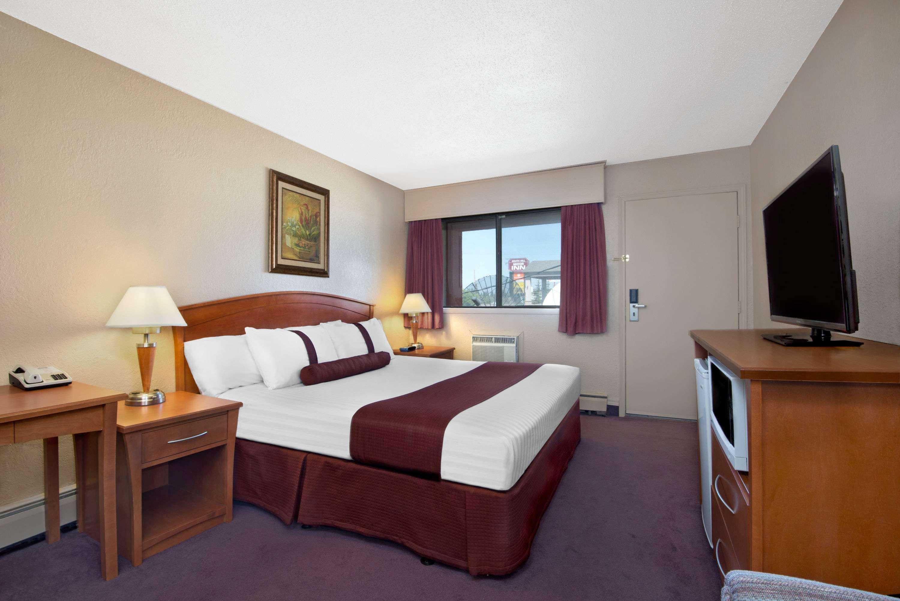 Howard Johnson By Wyndham Red Deer Penhold Exterior foto
