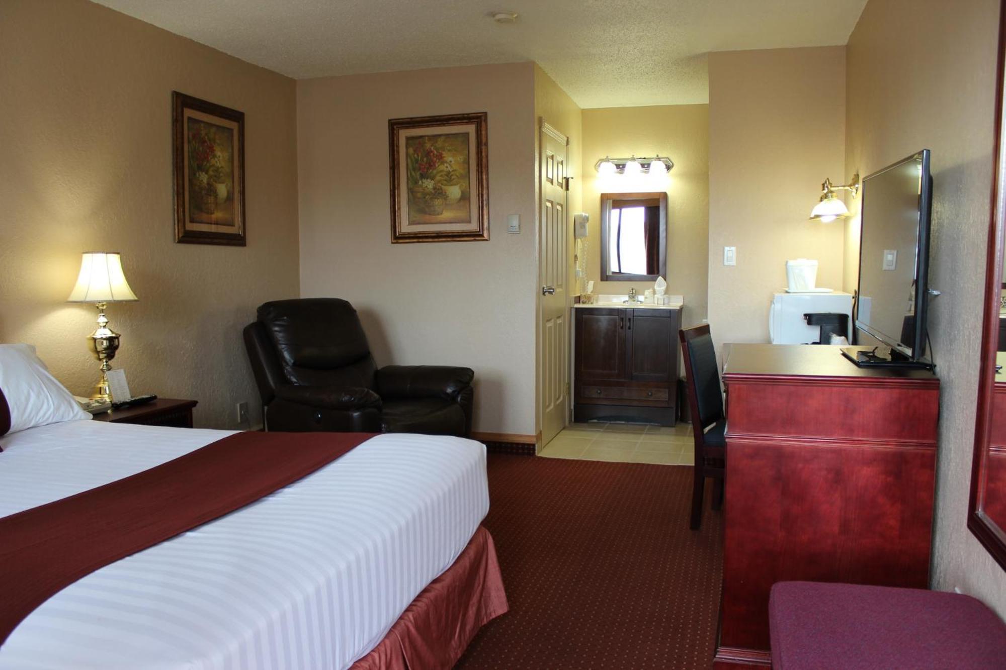 Howard Johnson By Wyndham Red Deer Penhold Exterior foto