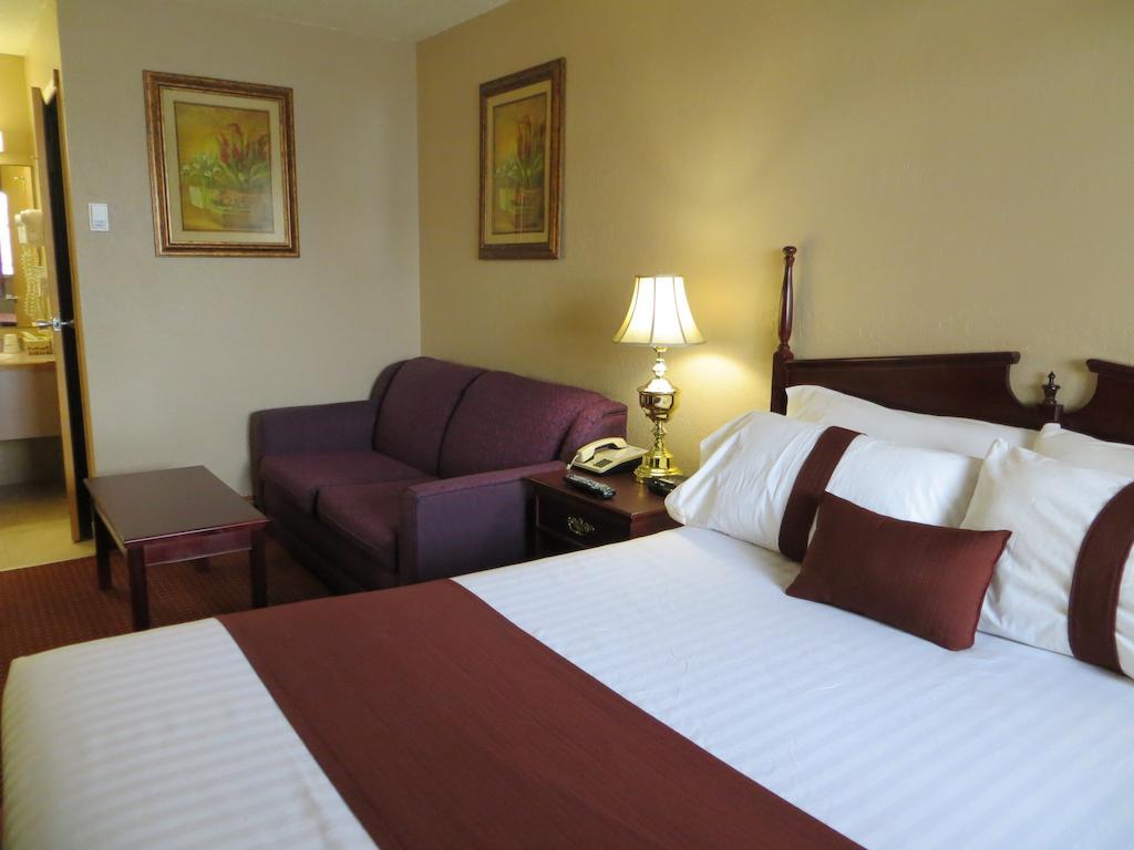 Howard Johnson By Wyndham Red Deer Penhold Exterior foto