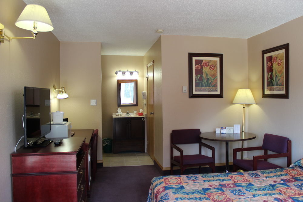 Howard Johnson By Wyndham Red Deer Penhold Exterior foto