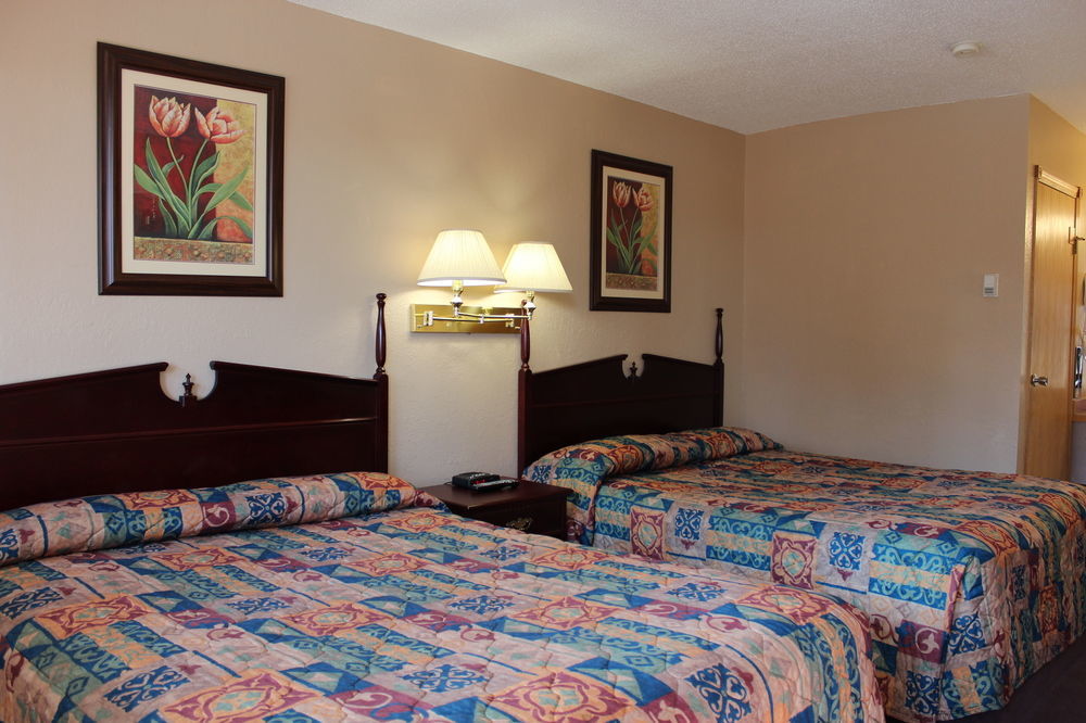 Howard Johnson By Wyndham Red Deer Penhold Exterior foto