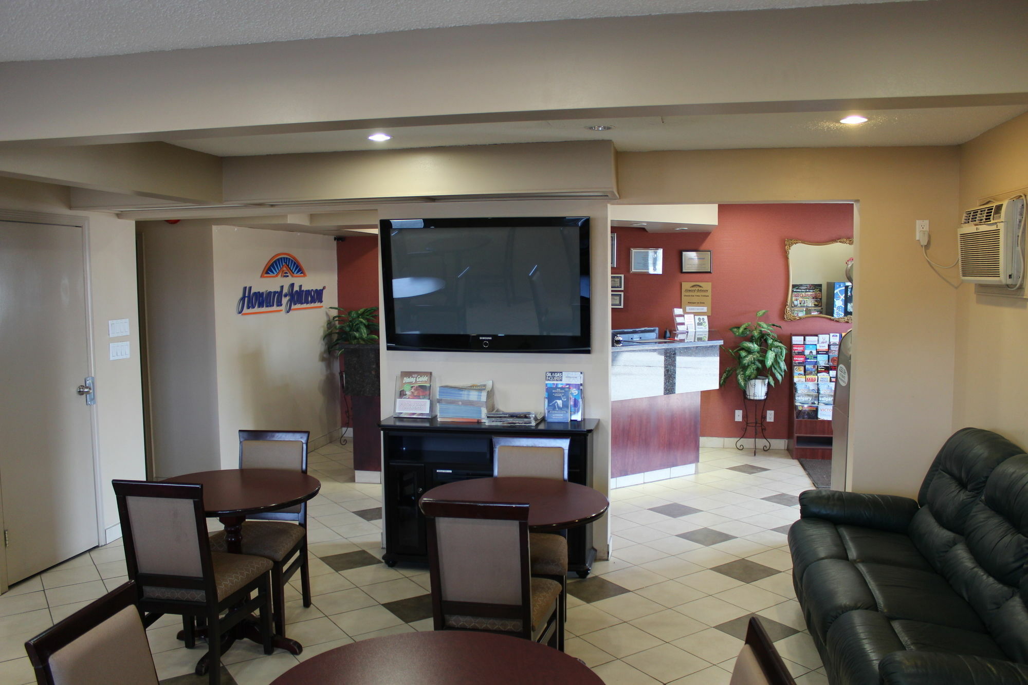 Howard Johnson By Wyndham Red Deer Penhold Exterior foto
